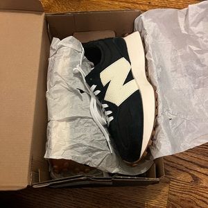 New Balance 327 Black/White NWT size 6.5